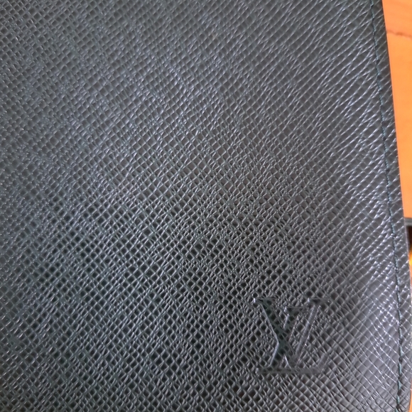 Louis vuitton taiga basically clutch - Picture 2 of 8